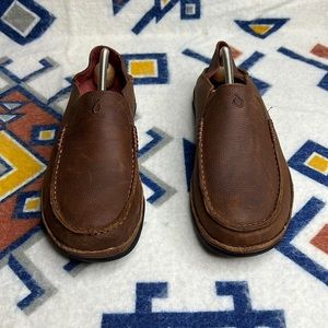 OLUKAI MOLOA SHOE - MEN'S DARK WOOD/DARK JAVA